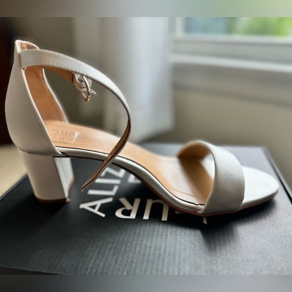 Naturalizer Vera Dress Sandal Heel 9.5W / Peal White Satin - Picture 5 of 12